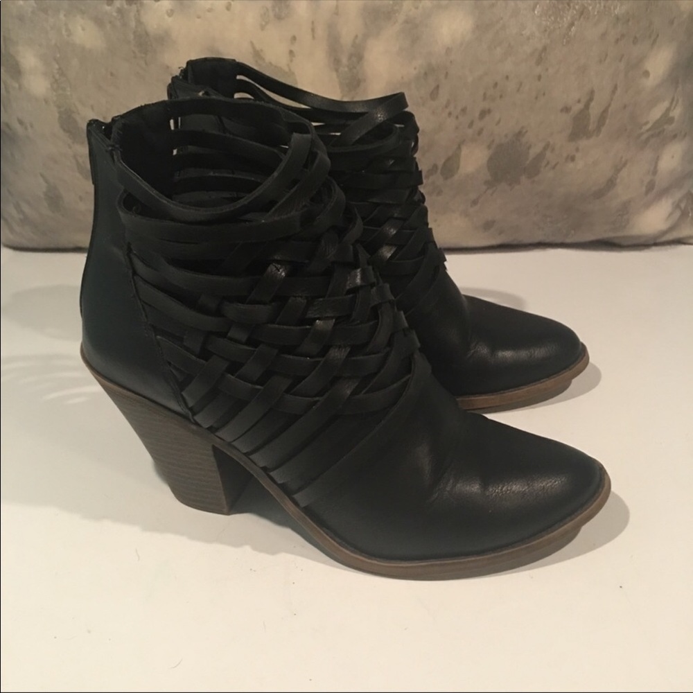 FERGALICIOUS “SLASHED” ANKLE BOOTS SIZE 8.5
